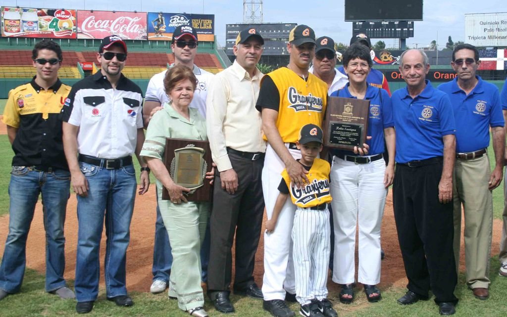El manager de los Granjeros Robin Lantigua recibe un reconocimiento del club Rotario de Santiago Gurabito